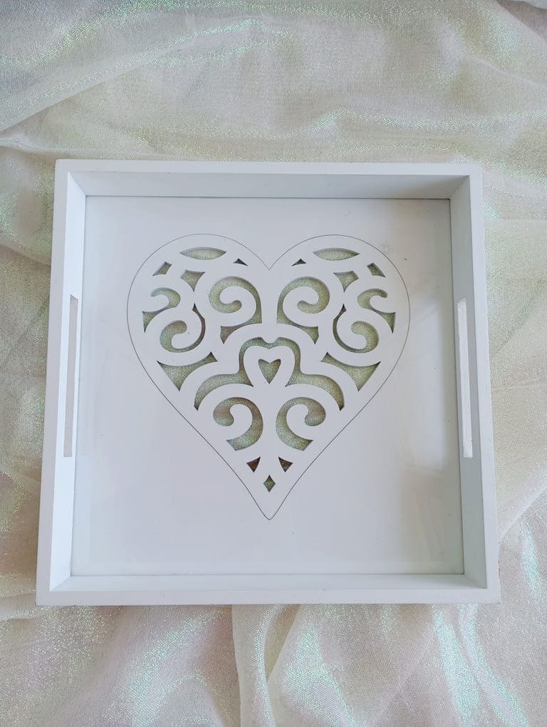 Λευκός Ξύλινος Δίσκος με Σκαλιστή Καρδιά